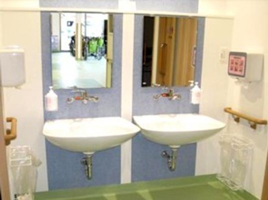 手すり付き洗面所