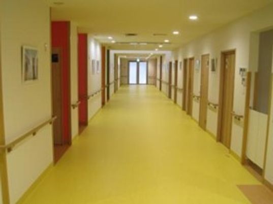 明るい廊下の風景