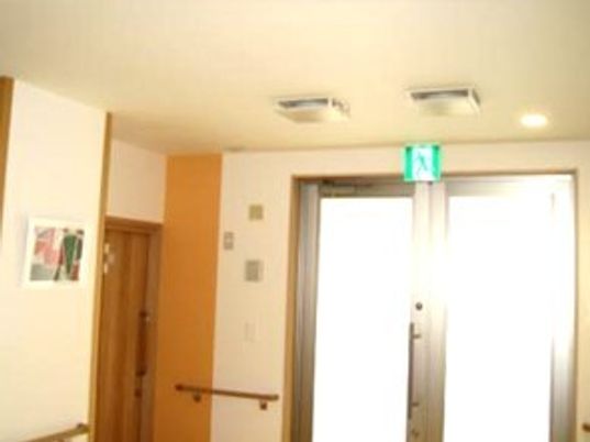 廊下の手すりと出口