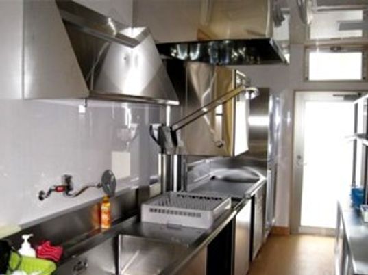 清潔感あるステンレスキッチン