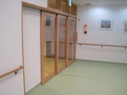 廊下の手すりと扉