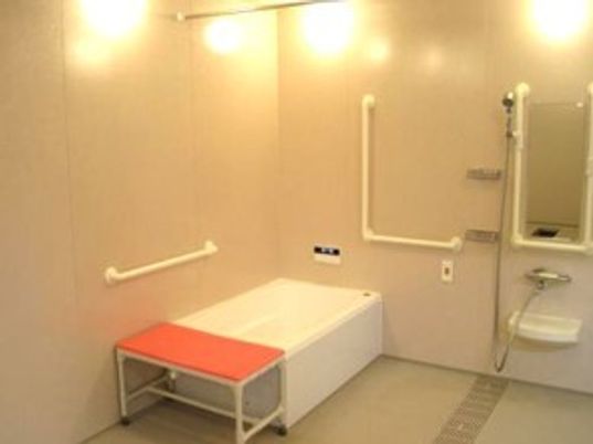 バリアフリー設計の浴室