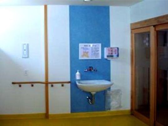 洗面台と掲示物の廊下