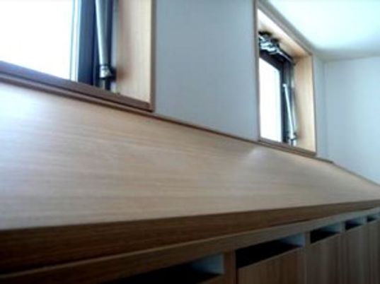 木目調の広い作業台