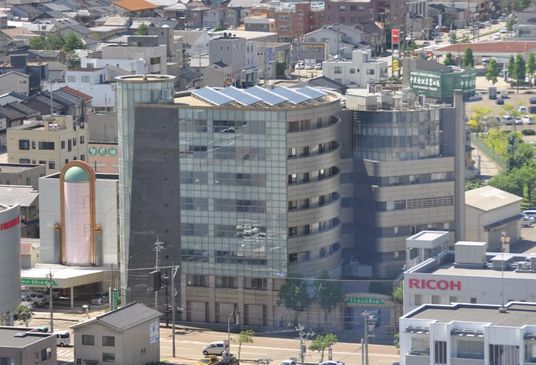 街中にある病院外観