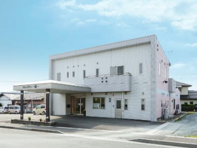 白い建物の外観 外観 明るい外観は、快適な職場環境を連想させます。広々としたエントランスが特徴です。