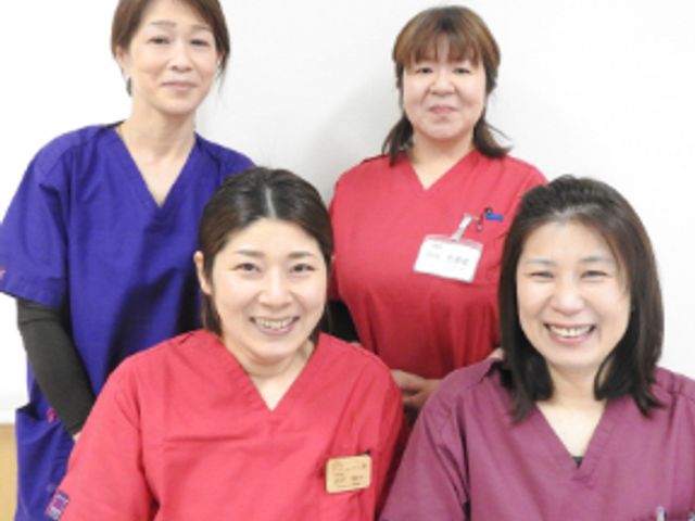 笑顔のスタッフイメージ スタッフイメージ 笑顔で迎えるスタッフが、安心して働ける環境を整えています。温かみのある職場です。