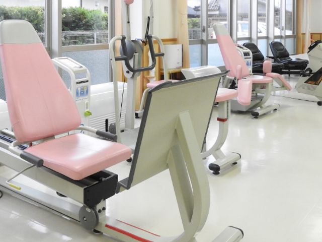 機能訓練室の設備 機能訓練室 自然光が差し込む明るい空間で、最新のトレーニング機器を備えています。利用者の体力づくりをサポートします。