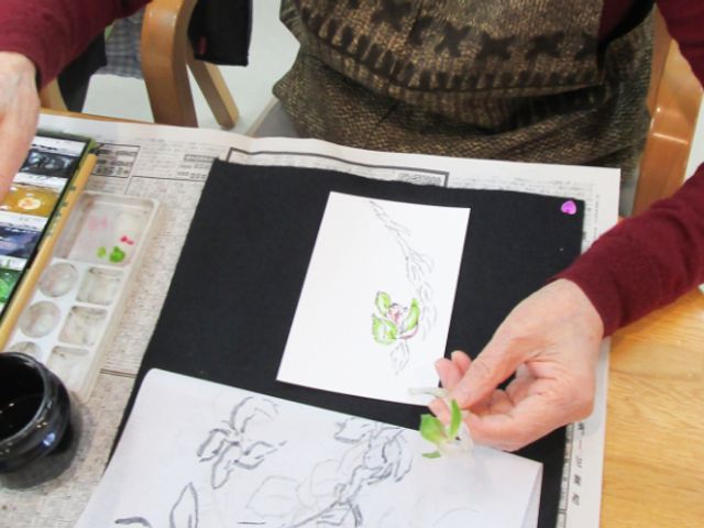アート活動を楽しむ様子 多目的室 利用者が絵を描いて楽しむ様子です。創造力を活かせる多目的なスペースがあります。