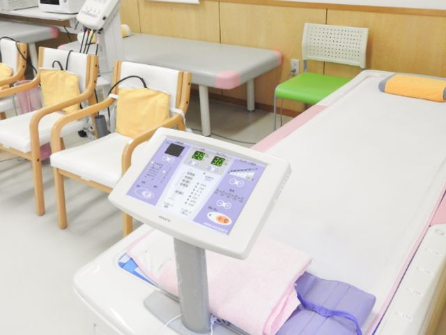 機能訓練室の設備 機能訓練室 最新の機器を備えた訓練室では、快適にリハビリを行えます。明るく清潔な環境です。