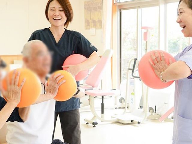 リハビリが行われる場所 機能訓練室 広々とした明るい空間で、楽しみながらリハビリに取り組めます。優しいスタッフがサポートします。