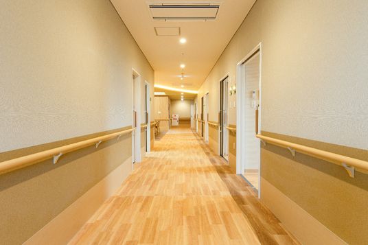 清潔な木目調の廊下