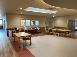広い共用エリアの居室