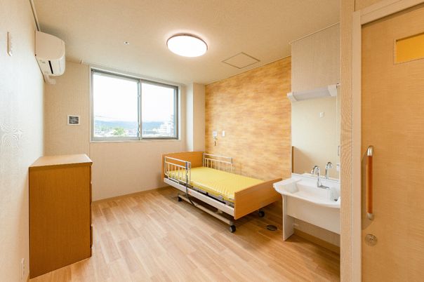 居室のベッドと洗面台