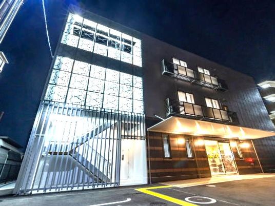 夜の建物外観  