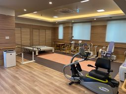 機能訓練器具が整った部屋