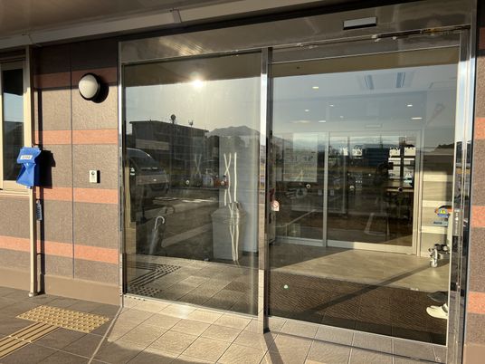 歓迎するエントランス風景