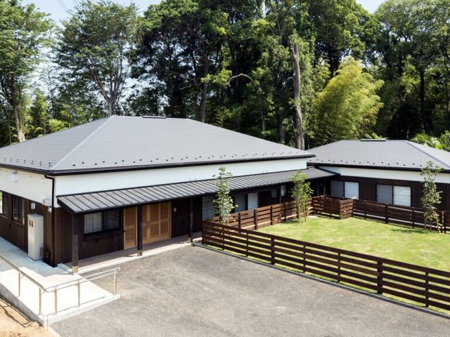 平屋の外観 外観   落ち着いた平屋建てで、緑に囲まれた静かな環境です。屋外には囲いのある芝生スペースがあり、ゆったり過ごせそうです。