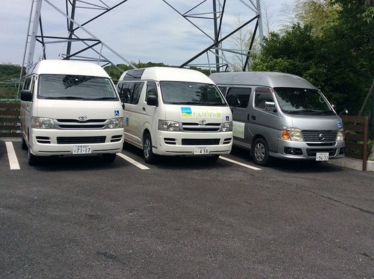 送迎車が並ぶ駐車場  