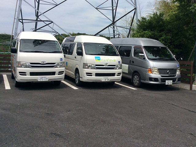 送迎車が並ぶ駐車場  