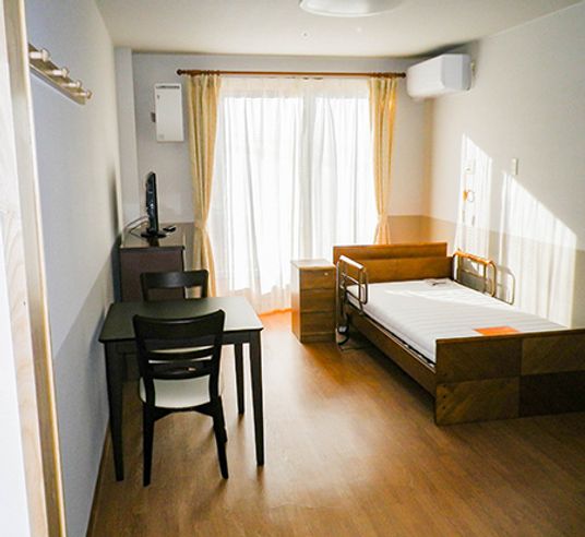 明るい個室の居室