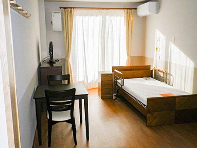明るい個室の居室 居室 自然光が差し込む明るい個室です。家具も充実しており、快適に過ごせます。