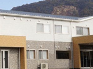山を背景にした建物外観