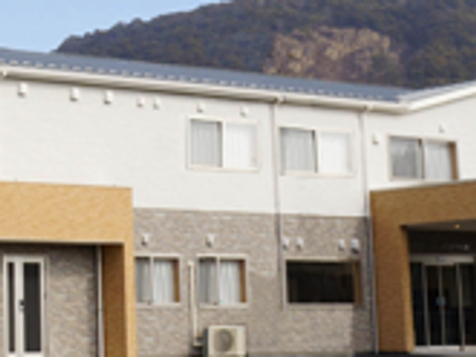 山を背景にした建物外観
