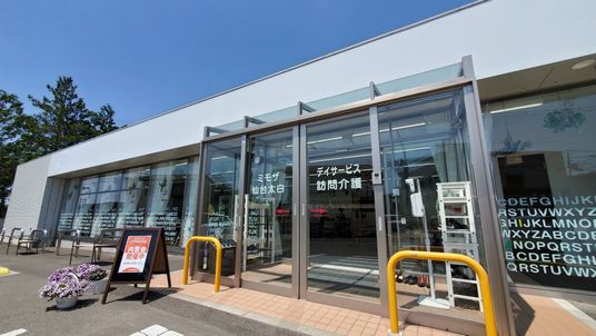 正面玄関エントランス