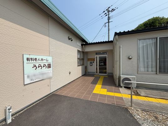 歩道が続く建物の外観