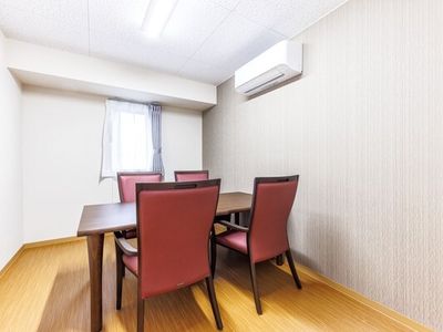 清潔感ある食事スペース