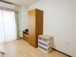 明るい居室の一角