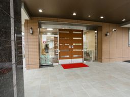 明るいエントランスの観