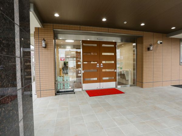 明るいエントランスの観