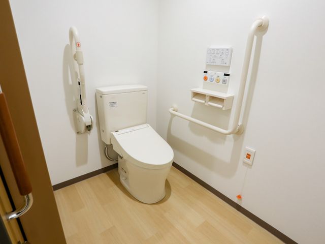 バリアフリー対応のトイレ トイレ 手すり付きで安全なトイレです。身体の不自由な方も安心してご利用いただける配慮がされています。