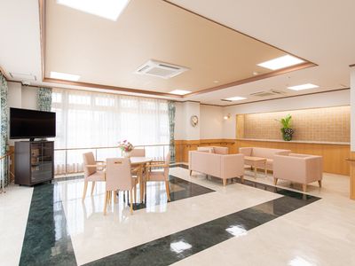 広々とした明るいラウンジ