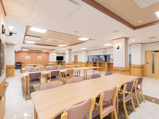 ゆったりとした食堂スペース