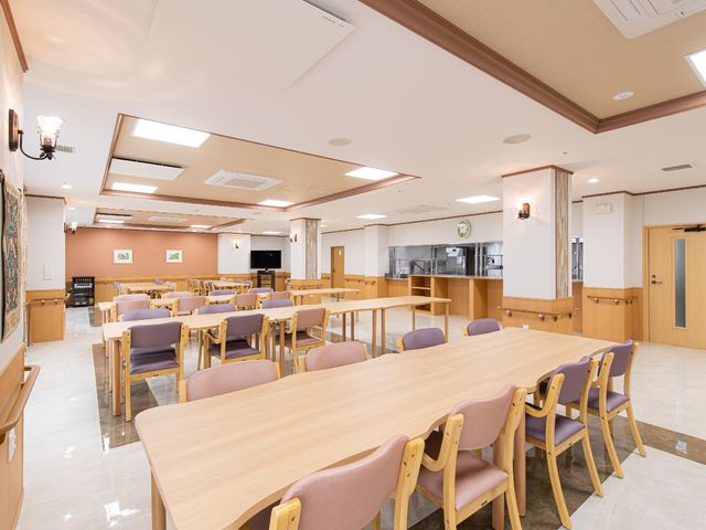 ゆったりとした食堂スペース 食堂 明るく開放感のある食堂です。テーブル間のスペースも広く、心地よい食事の時間を提供しています。