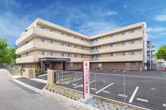 明るい外観の建物