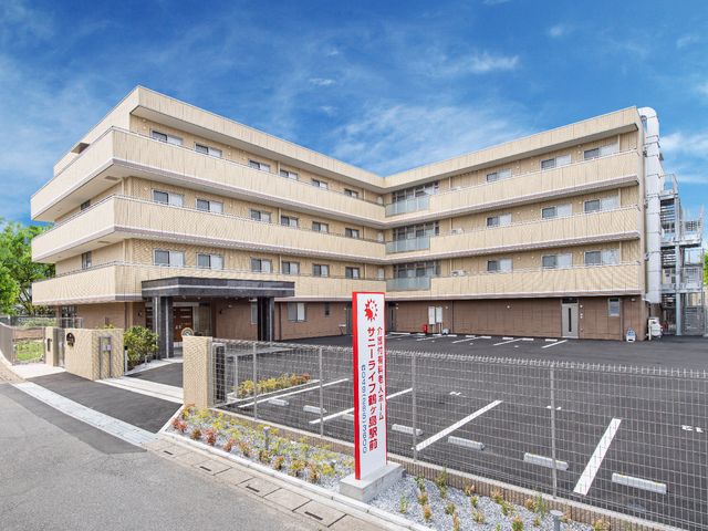 明るい外観の建物 外観 広々とした敷地に立つ清潔感のある建物です。快適な環境で働くことができそうです。