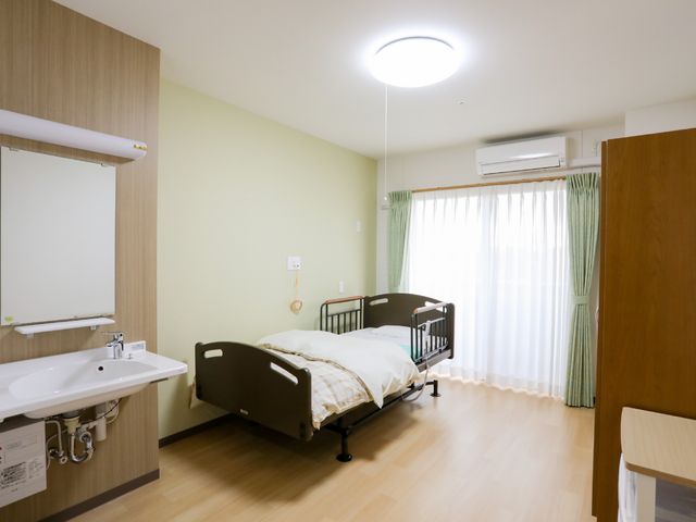 綺麗な個室の居室 居室 広々とした居室は快適な個人空間を保障し、家具も整っているので、働く環境としても理想的です。