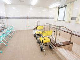 浴室の訓練用具