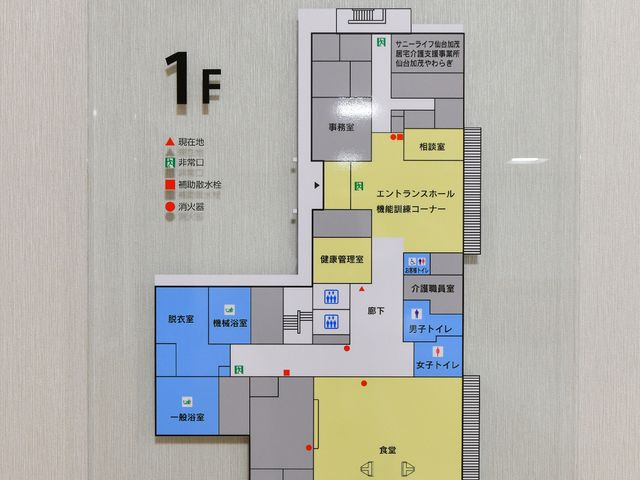 1階案内図チャート 案内図 機能的な1階エントランスの案内図が掲示され、施設の各部屋へのアクセスが一目でわかります。