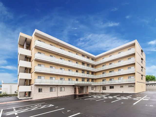 施設の外観 外観   青空の下に広がる5階建ての建物です。駐車スペースも見え、来訪しやすい印象があります。