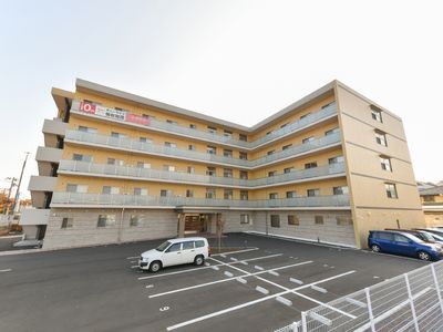 明るい施設の外観
