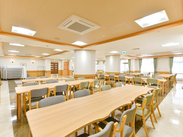 広々とした明るい食堂 食堂 日差しの感じられる明るい食堂は、居心地の良い食事の時間を提供します。木目調のテーブルと椅子が温もりある雰囲気を醸し出しています。
