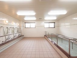 広々した清潔な浴室