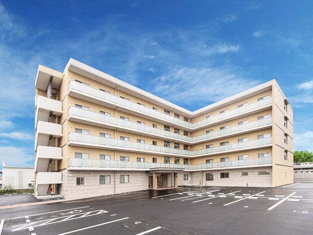 明朗な日差しの外観 外観 広々とした駐車場を有する、開放的な建物です。確保された快適な環境で、仕事に専念できます。