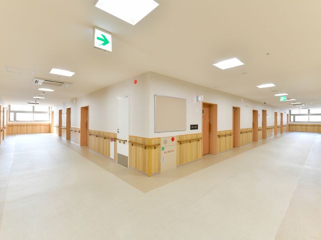 広々とした明るい廊下 廊下 見通しの良い廊下は明るく広々としており、安全に移動するための手すりも完備しています。