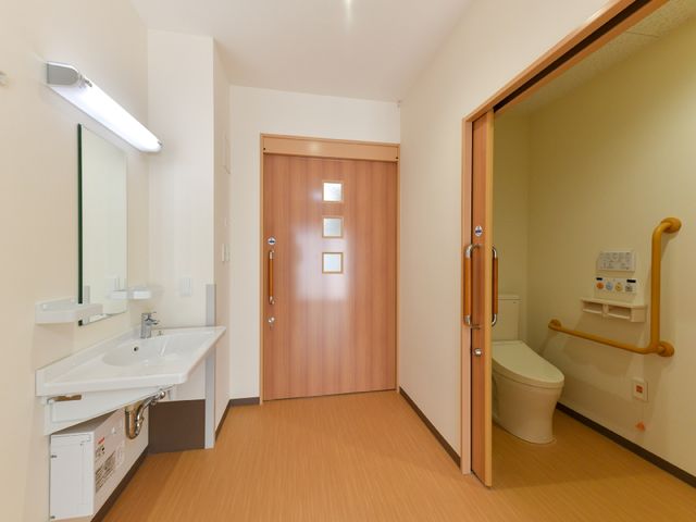 清潔なトイレと洗面台 居室 広々としたトイレと洗面台が整えられ、手すりも配備されており、快適にご利用いただけます。